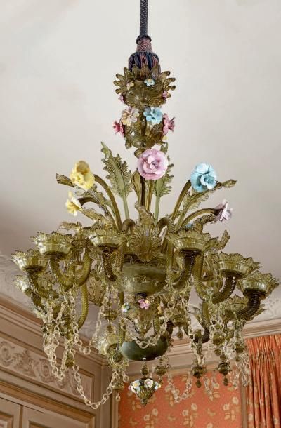 null Lustre à treize bras de lumière en verre fumé de Murano orné de fleurs polychromes.
Hauteur:...