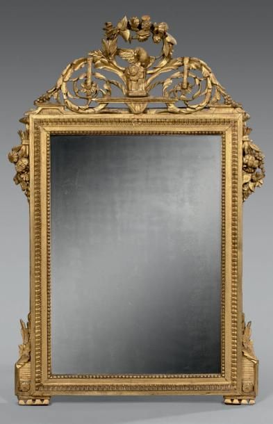 null Miroir rectangulaire dans un encadrement à fronton en bois redoré sculpté d'une...