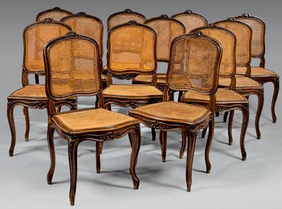 null Suite de douze chaises cannées à dossier plat en hêtre sculpté de coquilles...
