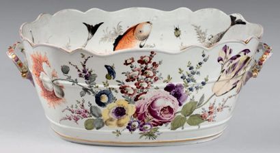 Allemagne 
Grande vasque ovale en porcelaine de Meissen munie d'anses, surdécorée...