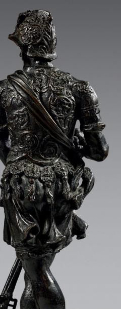 null Grande statuette en bronze à patine noire figurant un arquebusier en armure...