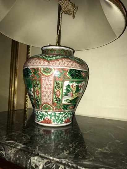 null Potiche en porcelaine de la famille verte ornée de dragons.
Chine, XVIIIe siècle.
(Montée...