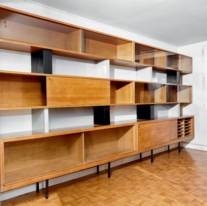 Travail des années 50 Importante bibliothèque en bois de placage. Hauteur: 218 cm...