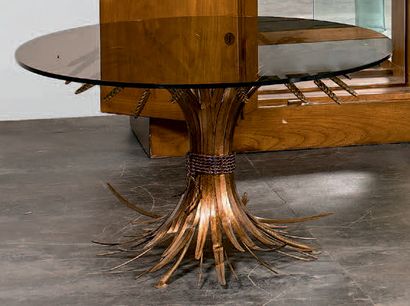 JANSEN Table basse en métal cuivré à motif d'épis de blé, plateau circulaire en verre.
Hauteur:...
