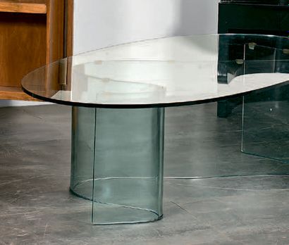 TRAVAIL MODERNE 
Table basse, plateau ovale en verre reposant sur un piétement en...