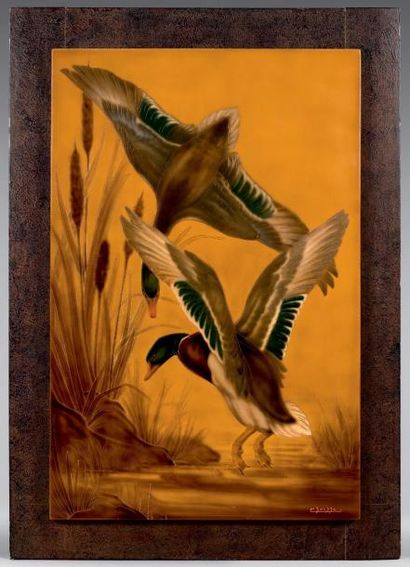 GASTON SUISSE (1896-1988) Panneau décoratif en laque gravé à décor de canards colvert....