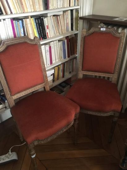 Paire de chaises en bois laqué blanc.
Style...