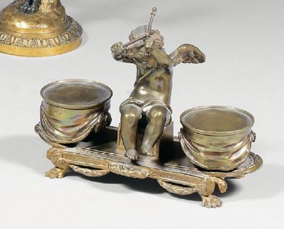null ENCRIER en bronze doré orné d'un amour aux tambours. Style Louis XVI. Largeur:...
