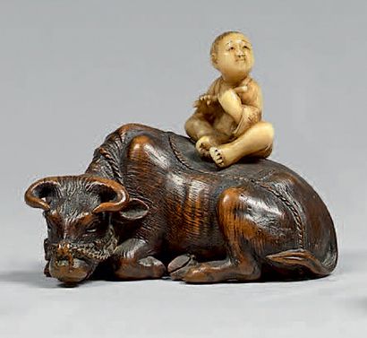 JAPON - Époque EDO (1603-1868) Netsuke en bois et ivoire, garçon vacher jouant de...