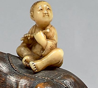 JAPON - Époque EDO (1603-1868) Netsuke en bois et ivoire, garçon vacher jouant de...