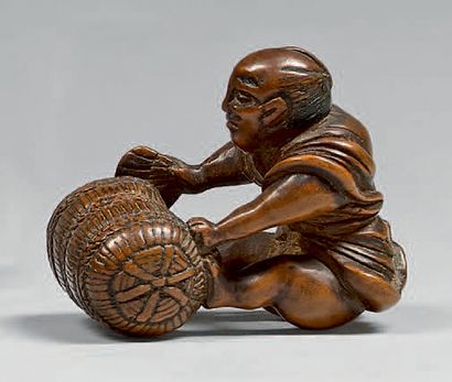 JAPON - Epoque MEIJI (1868-1912) Netsuke en buis, homme assis poussant une balle...