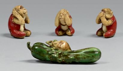 JAPON - Epoque MEIJI (1868-1912) Quatre petits okimono en ivoire partiellement teinté...