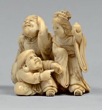 JAPON - Epoque MEIJI (1868-1912) Petit okimono en ivoire dans le style des netsuke,...