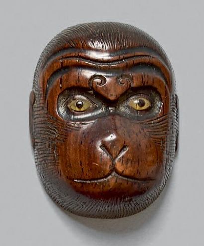 JAPON - Époque EDO (1603-1868) Netsuke en bois, masque de singe, la fourrure finement...