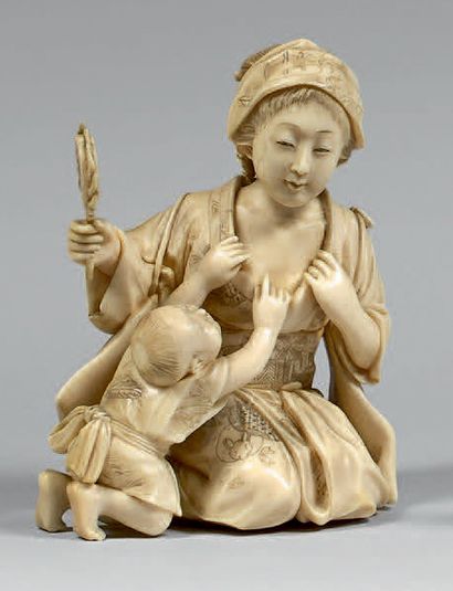 JAPON - Epoque MEIJI (1868-1912) Okimono en ivoire sculpté, enfant à genoux tirant...