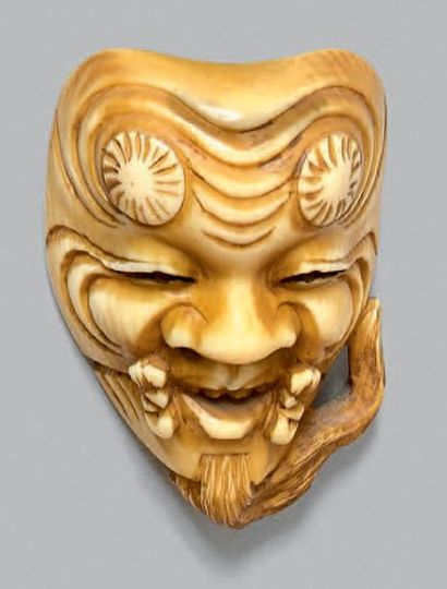JAPON - Epoque MEIJI (1868-1912) Netsuke en ivoire, petit modèle de masque de Nô,...