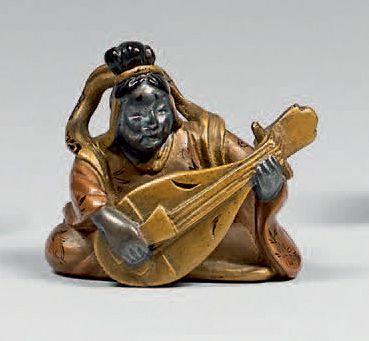 JAPON - Epoque MEIJI (1868-1912) Netsuke en laque polychrome, Benten jouant du biwa,...