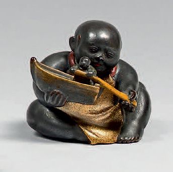 JAPON - Époque Edo (1603-1868), XIXe siècle Netsuke en laque polychrome, enfant assis...