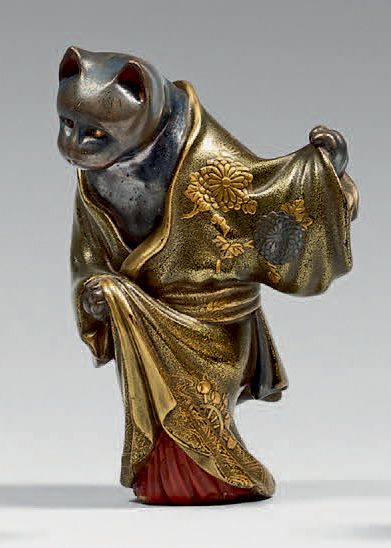 JAPON - Fin de l'époque Edo (1603-1868) Netsuke en laque polychrome, chat déguisé...