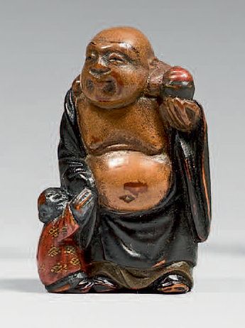 JAPON - Fin de l'époque Edo (1603-1868) Netsuke en laque polychrome, Hotei debout...