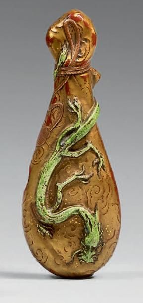 JAPON - Époque Edo (1603-1868), XIXe siècle Manju en porcelaine moulée et laqué or,...