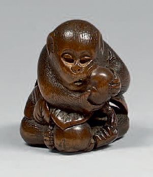 JAPON - Milieu de l'époque Edo (1603-1868) Netsuke en buis, singe assis tenant des...