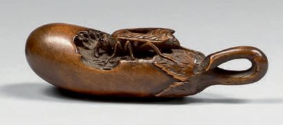 JAPON - Fin de l'époque Edo (1603-1868) Netsuke en buis, guêpe posée sur une aubergine...