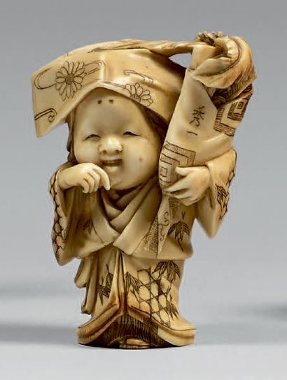 JAPON - Epoque MEIJI (1868-1912) Netsuke en ivoire, Okame enfant, portant une coiffe...