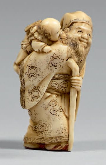 JAPON - Epoque MEIJI (1868-1912) Netsuke en ivoire, Jurojin portant un enfant sur...