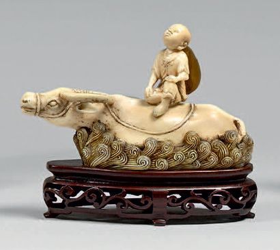 JAPON - Epoque MEIJI (1868-1912) Flacon tabatière en ivoire sculpté et nacre, enfant...