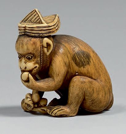 JAPON - Fin de l'époque Edo (1603-1868) Netsuke en ivoire, singe coiffé d'un chapeau...