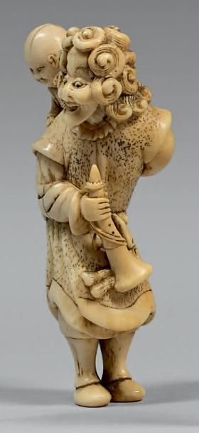 JAPON - Époque Edo (1603-1868), XVIIIe siècle Netsuke en ivoire, Hollandaise debout...