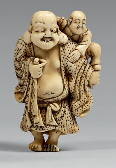 JAPON - Époque Edo (1603-1868), XVIIIe siècle Netsuke en ivoire, Hotei debout souriant...
