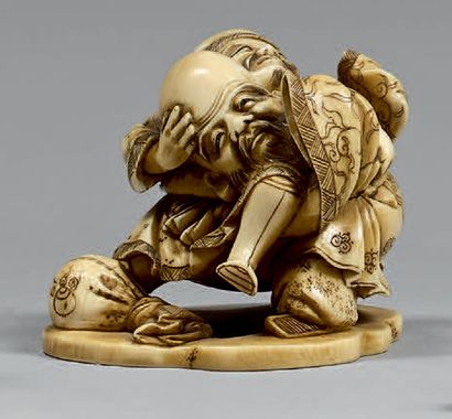 JAPON - Epoque MEIJI (1868-1912) Petit okimono en ivoire dans le style des netsuke,...