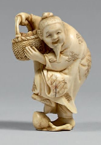 JAPON - Epoque MEIJI (1868-1912) Netsuke en ivoire, vieillard debout portant un panier,...