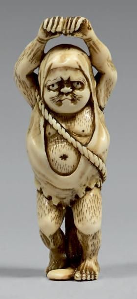 JAPON - Fin de l'époque Edo (1603-1868) Netsuke en ivoire, Daruma debout s'étirant...
