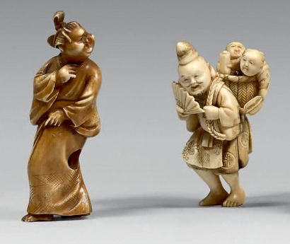 JAPON - Epoque MEIJI (1868-1912) Deux netsuke en ivoire, Okame debout souriant et...