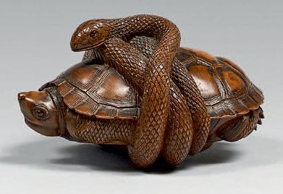 JAPON - Époque Edo (1603-1868), XIXe siècle Okimono en buis, serpent enserrant une...