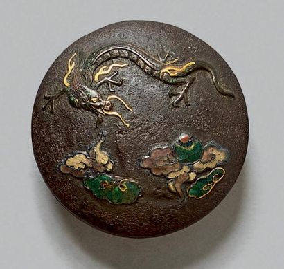 JAPON - Fin de l'époque Edo (1603-1868) Manju en fer à décor incrusté de cuivre doré...
