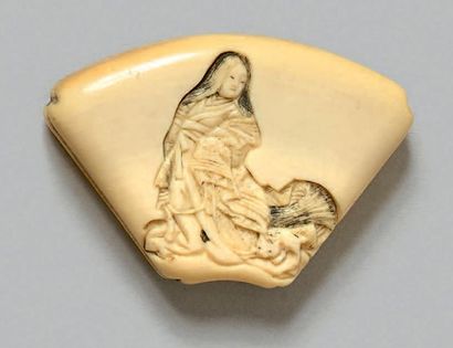 JAPON - Epoque MEIJI (1868-1912) Manju en forme d'éventail en ivoire à décor ciselé...