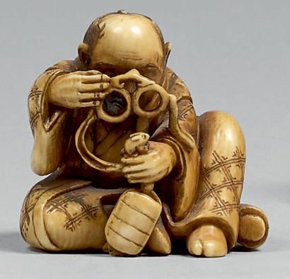 JAPON - Epoque MEIJI (1868-1912) Netsuke en ivoire, homme assis observant un inro...