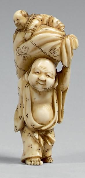 JAPON - Epoque MEIJI (1868-1912) Netsuke en ivoire, Hotei portant son sac de richesses...