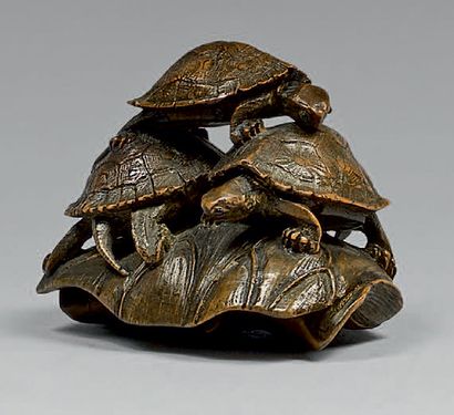 JAPON - Fin de l'époque Edo (1603-1868) Netsuke en bois, trois tortues les unes sur...