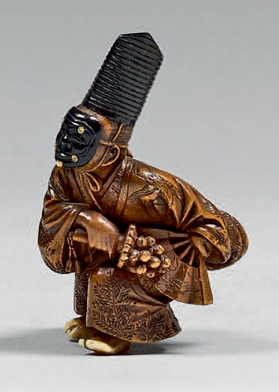 JAPON - Epoque MEIJI (1868-1912) Netsuke en bois, danseur de sambaso portant un masque...