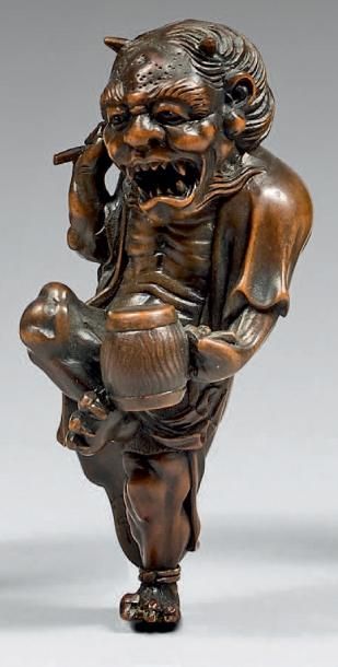 JAPON - Fin de l'époque Edo (1603-1868) Netsuke en buis, Raiden debout portant un...