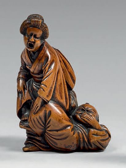 JAPON - Époque Edo (1603-1868), XIXe siècle Netsuke en buis, femme aux prises avec...