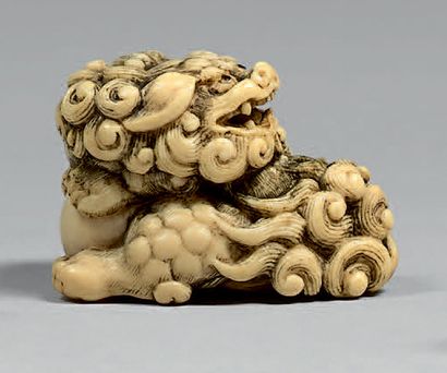 JAPON - Époque Edo (1603-1868), XIXe siècle Netsuke en ivoire, shishi assise les...