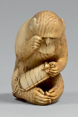 JAPON - Epoque MEIJI (1868-1912) Netsuke en ivoire, singe observant attentivement...