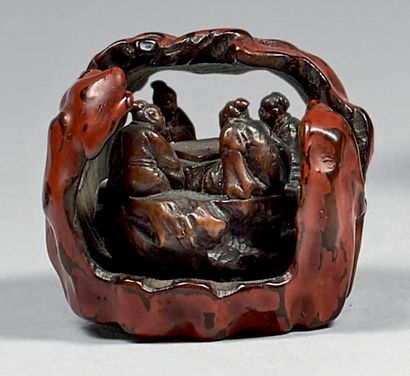 JAPON - Fin de l'époque Edo (1603-1868) Netsuke en bois et laque negoro, personnages...