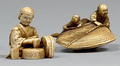 JAPON - Epoque MEIJI (1868-1912) Deux petits okimono en ivoire dans le style des...